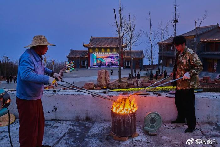 河南景區上演千年絕技打鐵花鐵花四濺如滿天繁星拉滿新年氛圍感