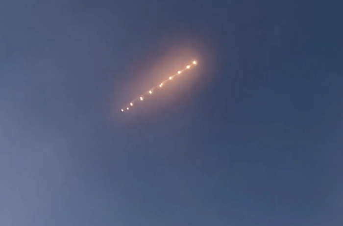 浙江杭州夜空现彩色链状不明飞行物:引发猜测与热议