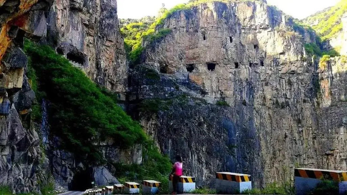 锡崖沟驿站位于锡崖沟生态度假区之内,在青翠的树林之中,山中溪流在