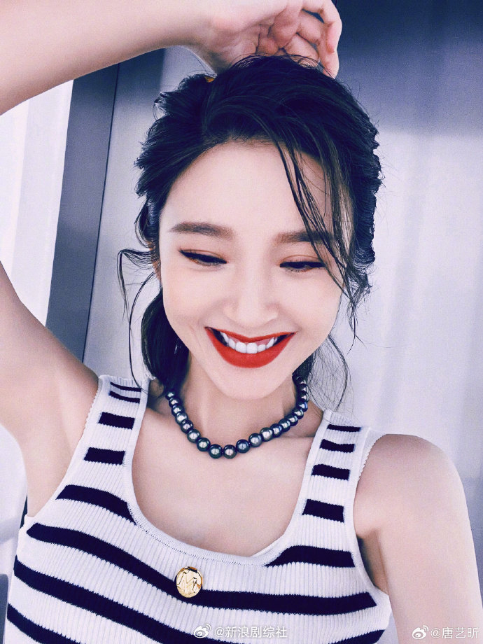 唐艺昕近期状态好nice红唇条纹背心笑得好明媚