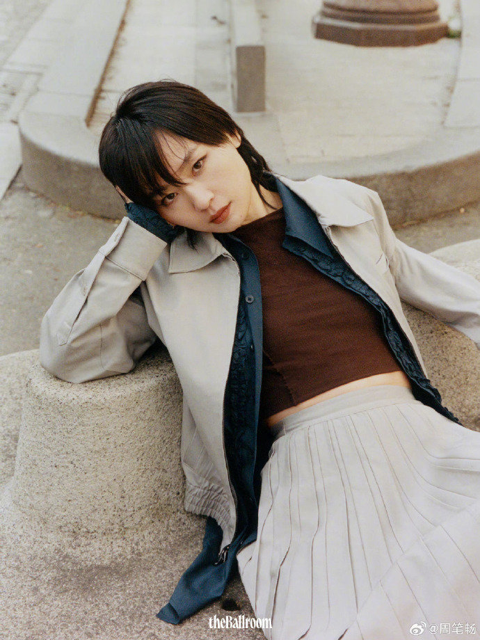 周笔畅全新theballroom封面大片释出漫步在巴黎街头将松弛感完美诠释