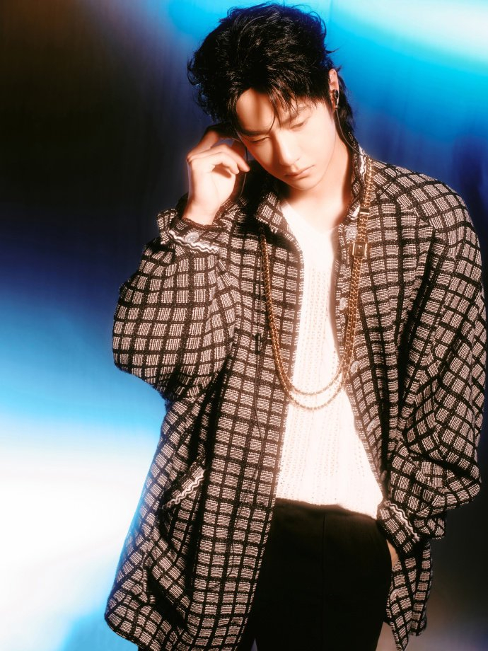 王一博有线耳机写真来啦!一举一动时尚表现力拉满!帅得很轻松