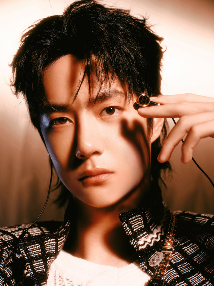 王一博有线耳机写真来啦!一举一动时尚表现力拉满!帅得很轻松