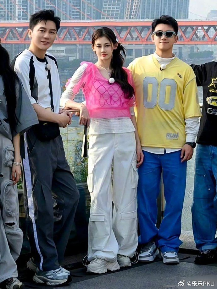 跑男大合照中,苗苗美得出众,舞者气质独特