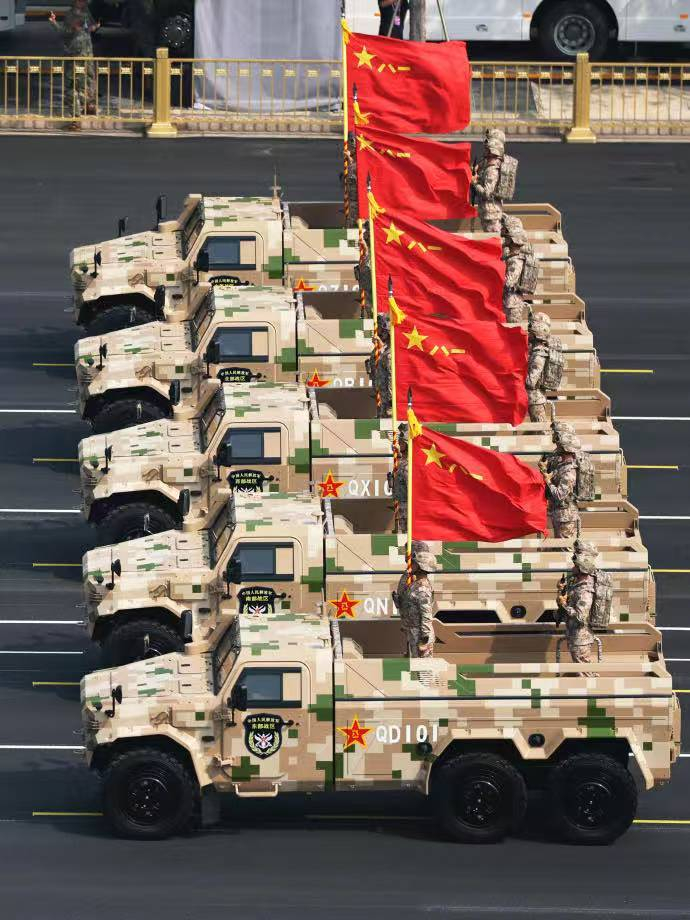 阅兵壁纸来啦! 保存原图并设为手机壁纸