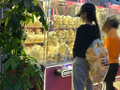 路人上海偶遇angelababy小海绵