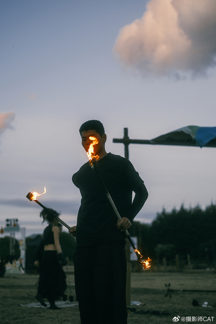 雪山下的火舞者一场落日后的空灵舞蹈炙热的火苗和蓝调时刻重合