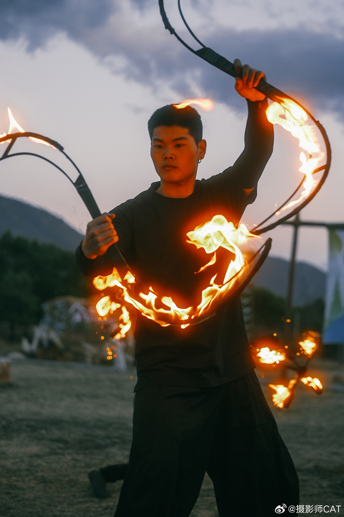 雪山下的火舞者一场落日后的空灵舞蹈炙热的火苗和蓝调时刻重合