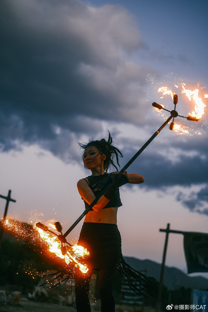 雪山下的火舞者一场落日后的空灵舞蹈炙热的火苗和蓝调时刻重合