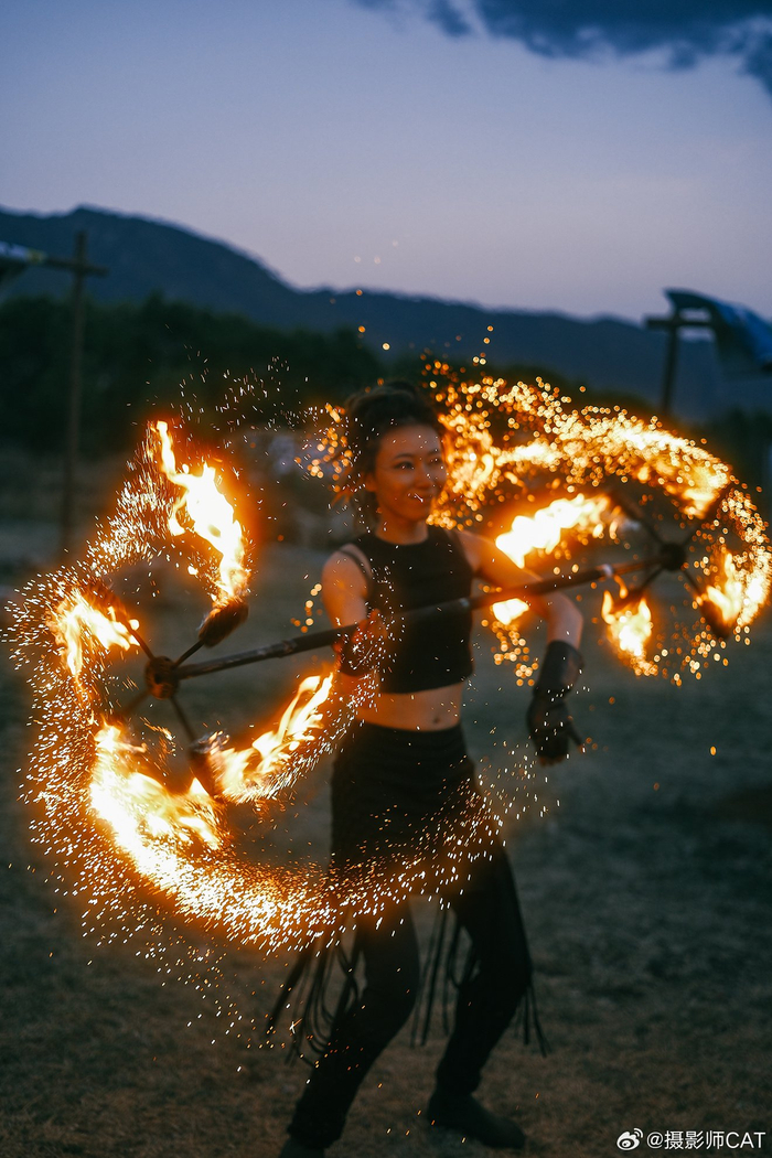 雪山下的火舞者一场落日后的空灵舞蹈炙热的火苗和蓝调时刻重合