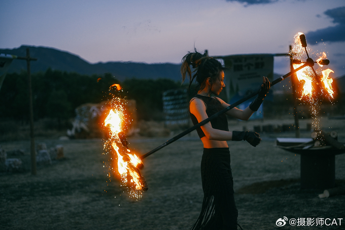 雪山下的火舞者一场落日后的空灵舞蹈炙热的火苗和蓝调时刻重合