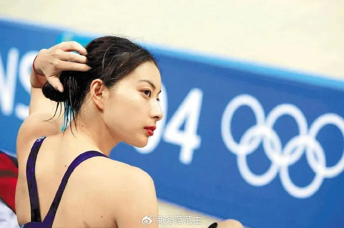 如果是侧颜,郭晶晶的优势就更明显了.超级高挺的鼻梁,下颚线清晰有形.