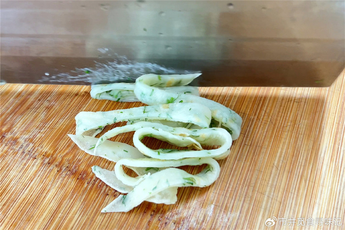 白芝麻,盐,鸡精,香醋,香油1,茴香切去根部,清洗干净控水,切成茴香碎