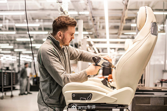 下一步是在涂装车间内进行手工作业.