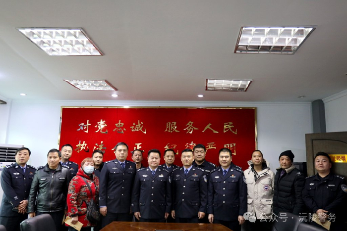 怀化市公安局党委委员,副局长贺显好一行到沅陵县公安局慰问二级英雄