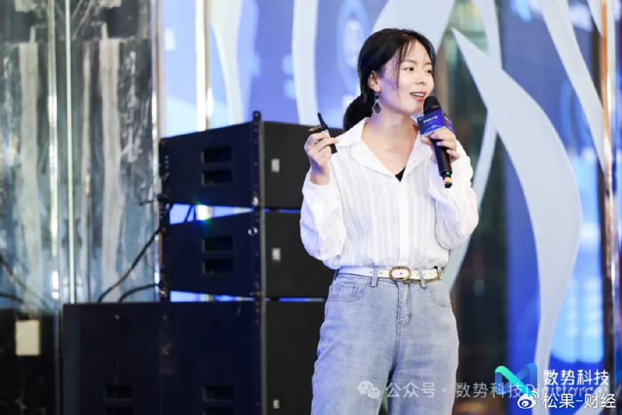 大会现场,嘉宾们还亲自体验了两大产品,并对大模型驱动企业数字化表现