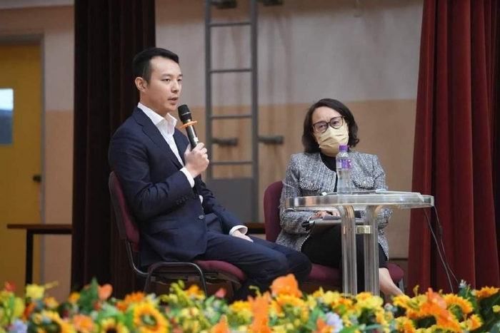 四太小女儿何超欣出席活动,还和霍启文罕同框,两人很有cp感