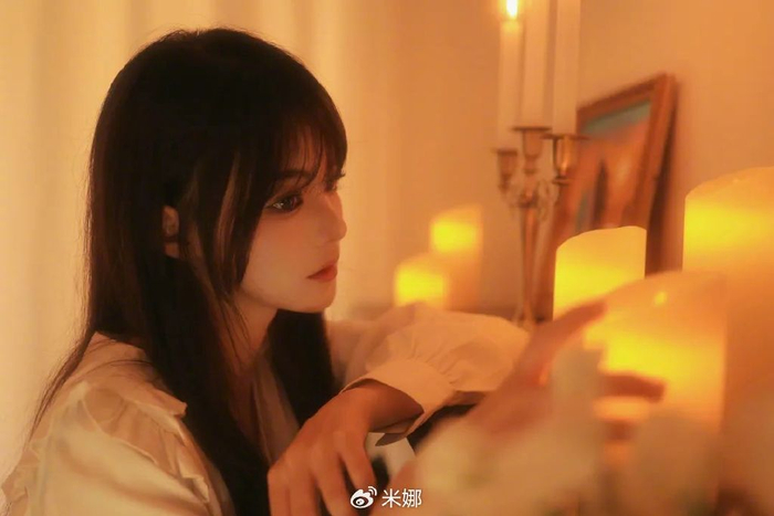 白色裹身裙勾勒出身穿曲线72打造法式优雅风情,高级感扑面而来.