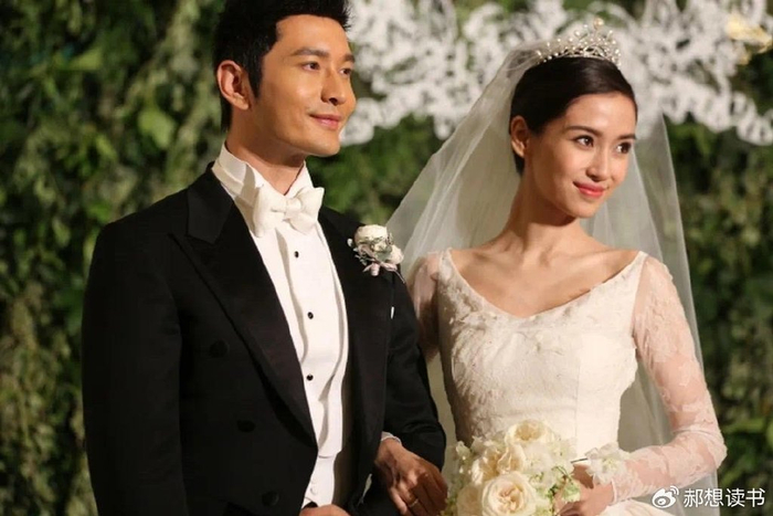 黄晓明杨颖合体带娃游迪士尼,相敬如宾似路人