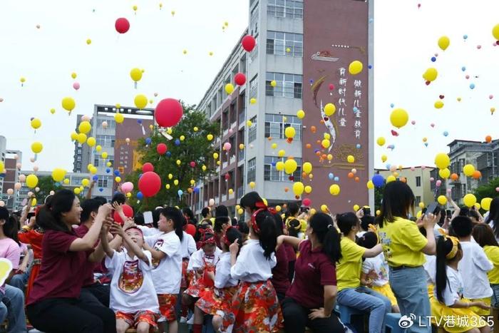 赣榆实验小学党总支书记,校长相振港校长为孩子们送来了生日的祝福