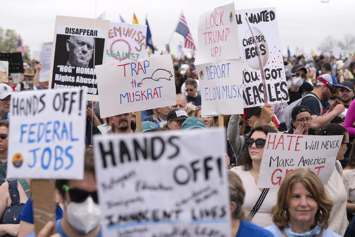 前主编Global丨全美爆发“Hands Off”抗议游行,特朗普政府遭强抵制|美国|全美抗议|移民政策反对|政策反对示威|唐纳德·特朗普_新浪新闻