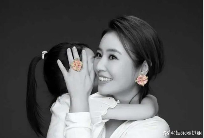 林心如与女儿小海豚同框合影助力某慈善事业
