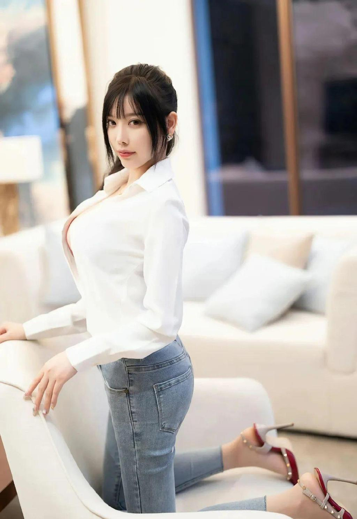 牛仔裤引领高级范与简约风,美女们的惊艳瞬间!