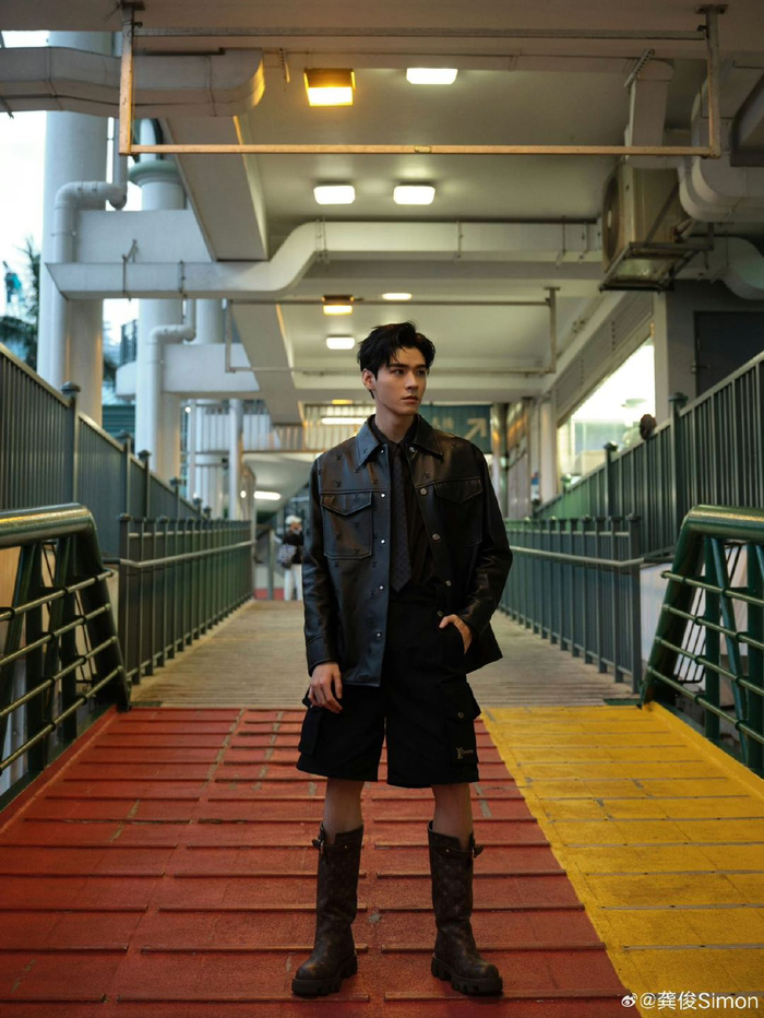 好家伙又看到龚俊在时尚活动上大鲨四方了时尚感十足