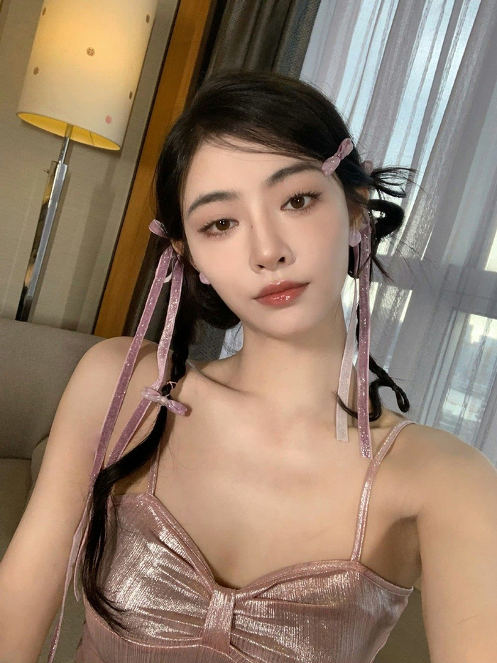 许佳琪最新自拍送达 粉色吊带蝴蝶结编发造型,辣妹kiki上线