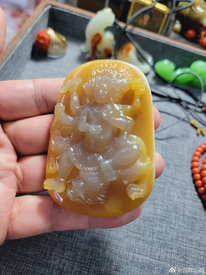阿拉善玛瑙俏色巧雕三头六臂大黑天财神