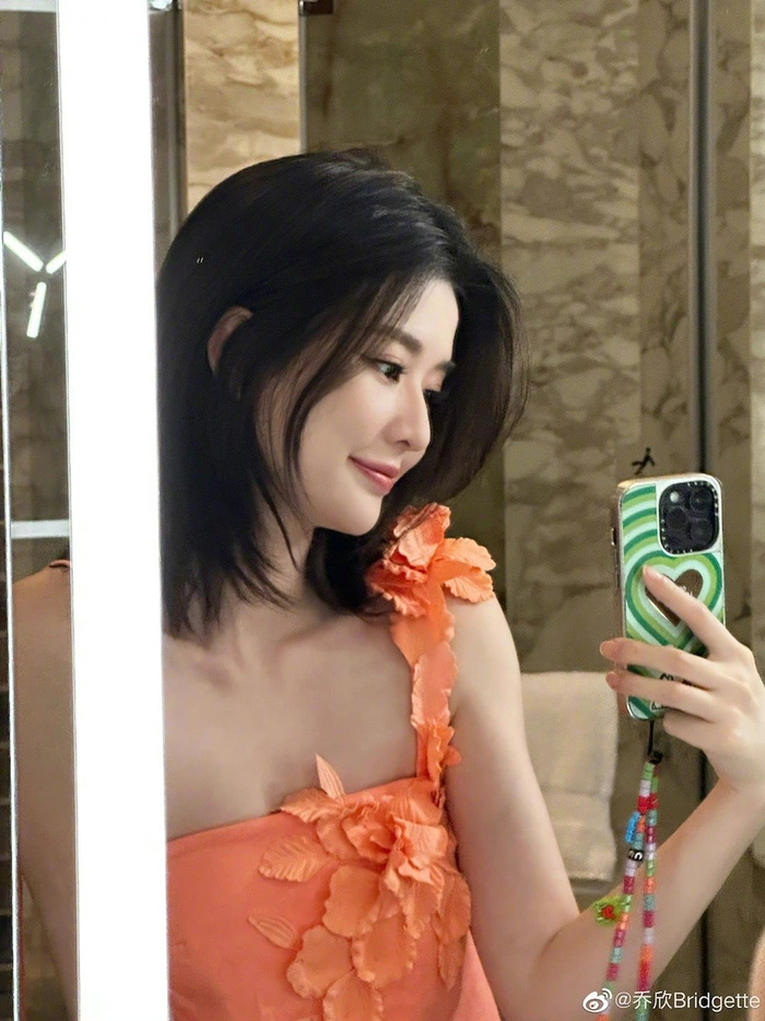 乔欣今日营业照橘色吊带裙造型也太好看了吧清新又可爱