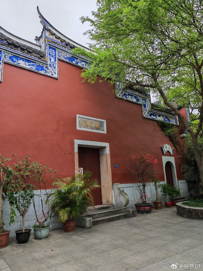 回望乌石山轮廓心中充满了感慨和满足感受到了大自然的美丽和神奇