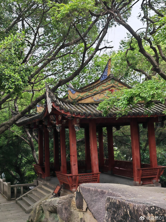 回望乌石山轮廓心中充满了感慨和满足感受到了大自然的美丽和神奇