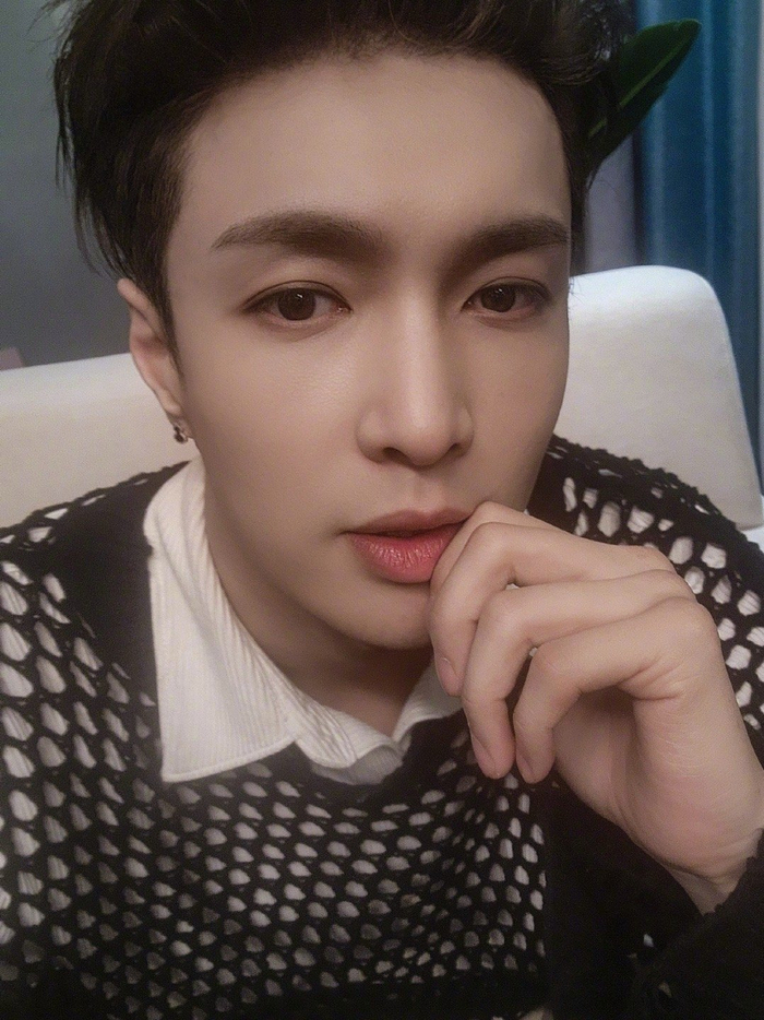 点击查收张艺兴帅气自拍