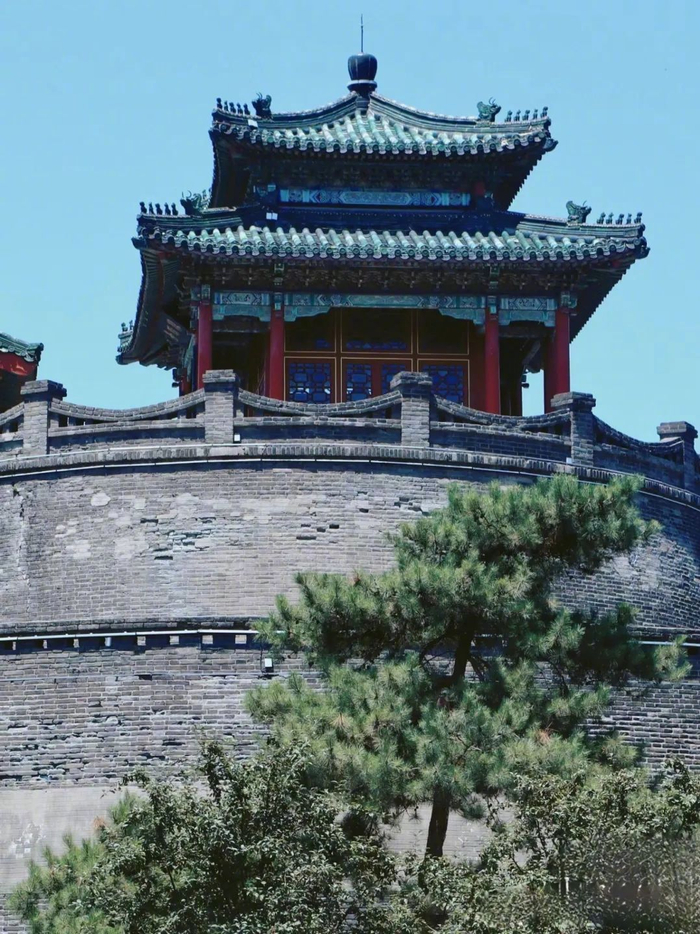 的丛台公园中心处,为园内的主体建筑,是赵邯郸故城中的一组重要建筑群