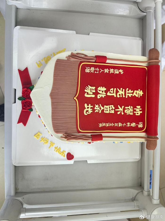 护士给医生颁奖,还是独家"高定"|医务人员|医疗|高定_新浪新闻