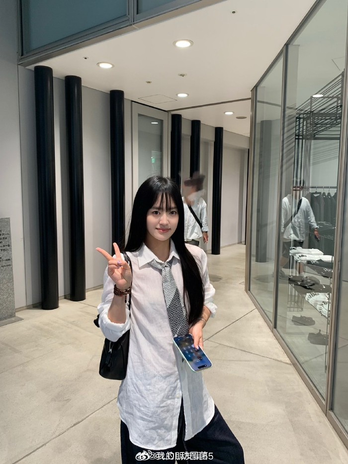 jackeylove女友吴五五分享日本旅游照:疑似jkl坐对面帮忙烤肉