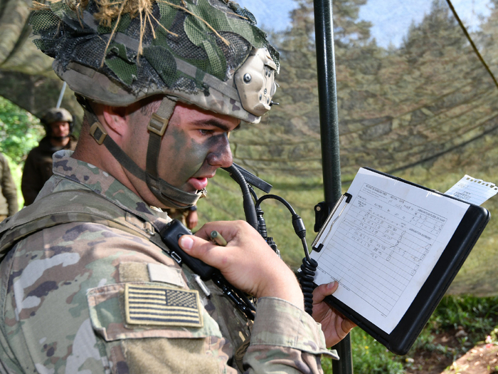 第4营a炮兵连的美国陆军伞兵射击m119a3榴弹炮|炮兵连|美国陆军|伞兵