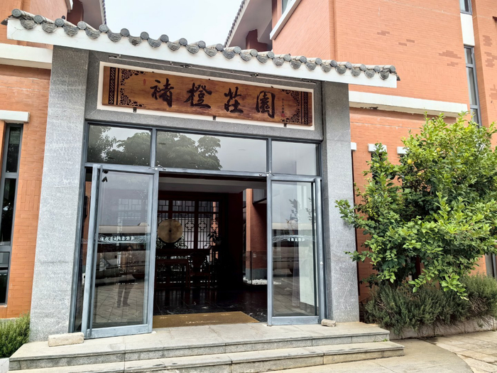 其橙子种植基地已超过万亩,横亘于莽莽苍苍的哀牢山,一直蔓延到新寨村