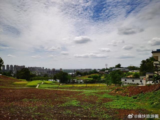 雨过天晴的自贡土地坡风光