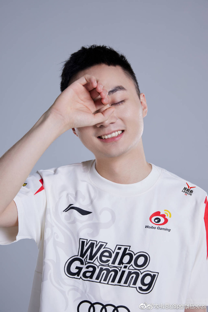 分享夏季赛定妆照karsa秀臂展light笑得太甜了