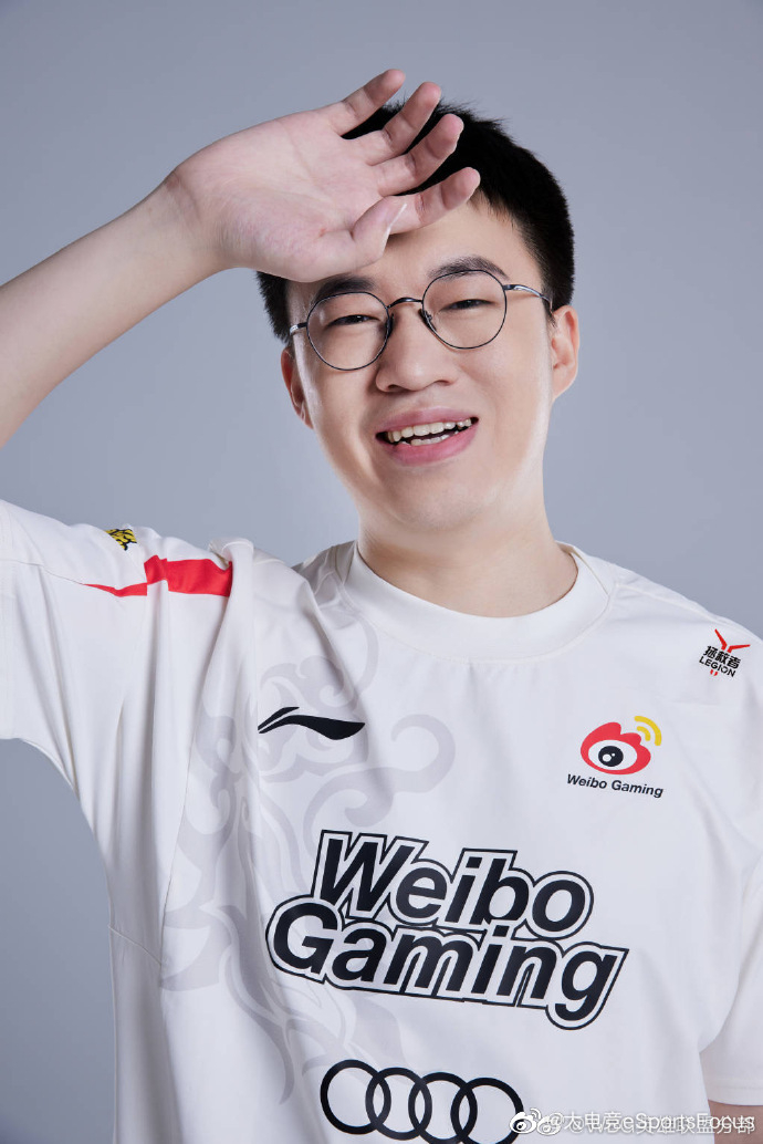 分享夏季赛定妆照karsa秀臂展light笑得太甜了