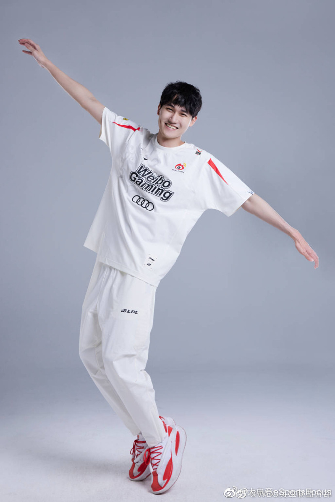 分享夏季赛定妆照karsa秀臂展light笑得太甜了