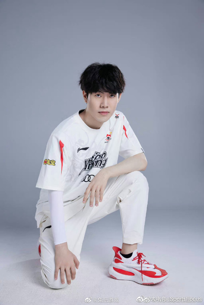 分享夏季赛定妆照karsa秀臂展light笑得太甜了