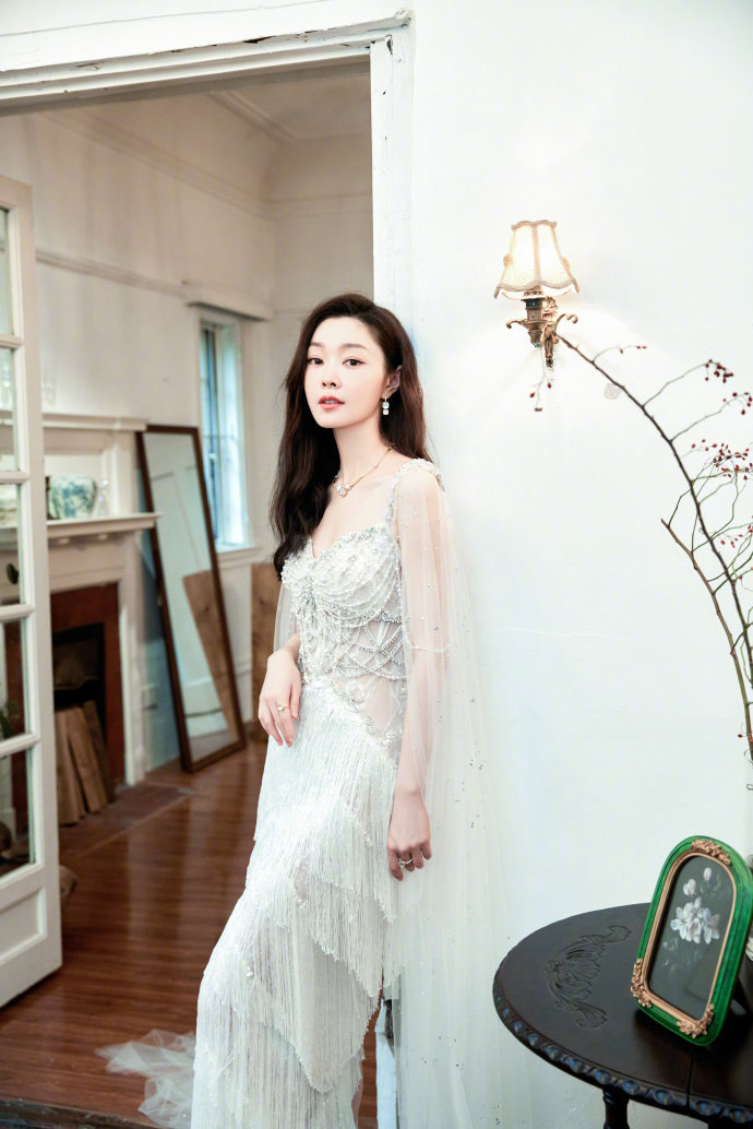 宋轶露背啦!就是说这谁看了谁不迷糊啊!