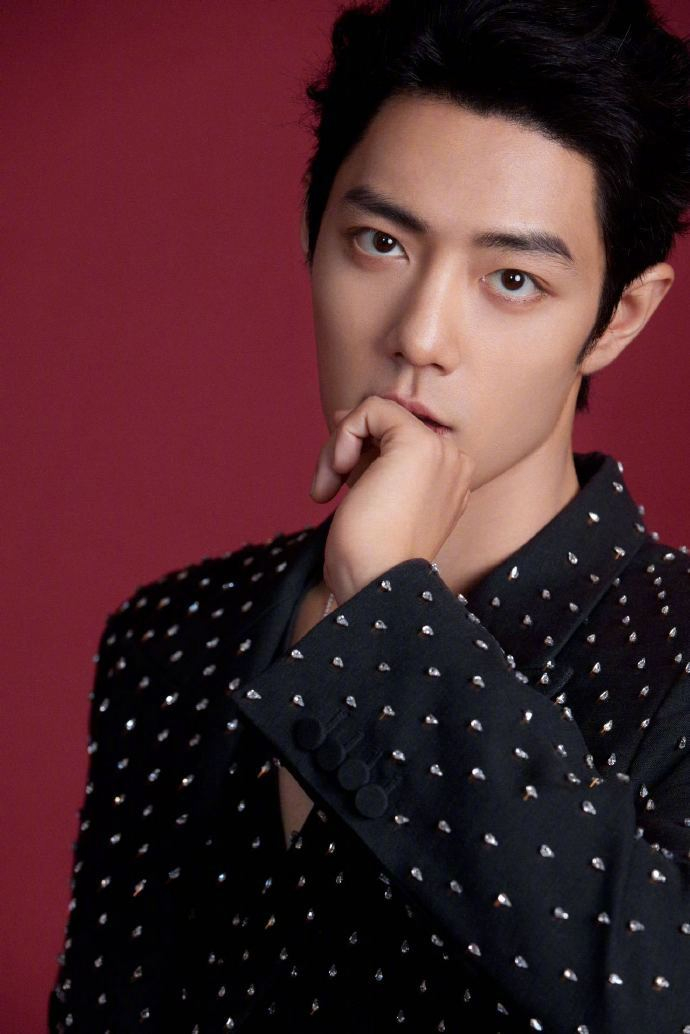 肖战穿着gucci定制的西服套装亮相微博之夜