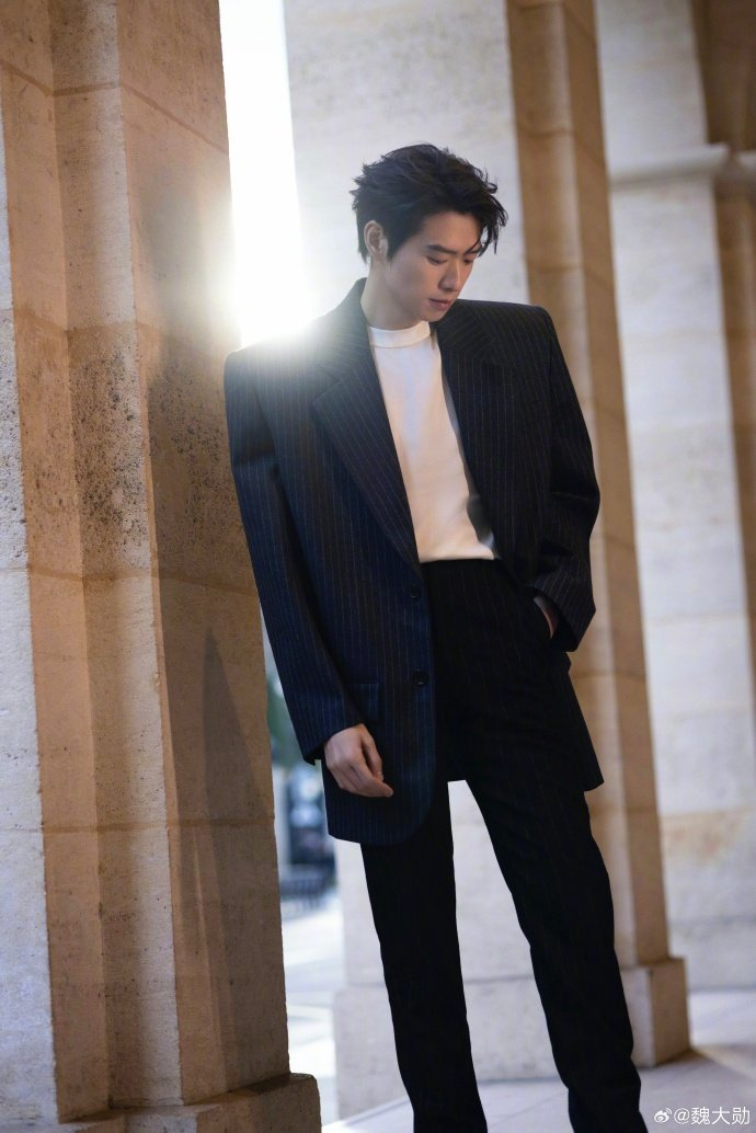 魏大勋 西装的神 哥你这身真的绝了,氛围感直接拉满了……__财经头条