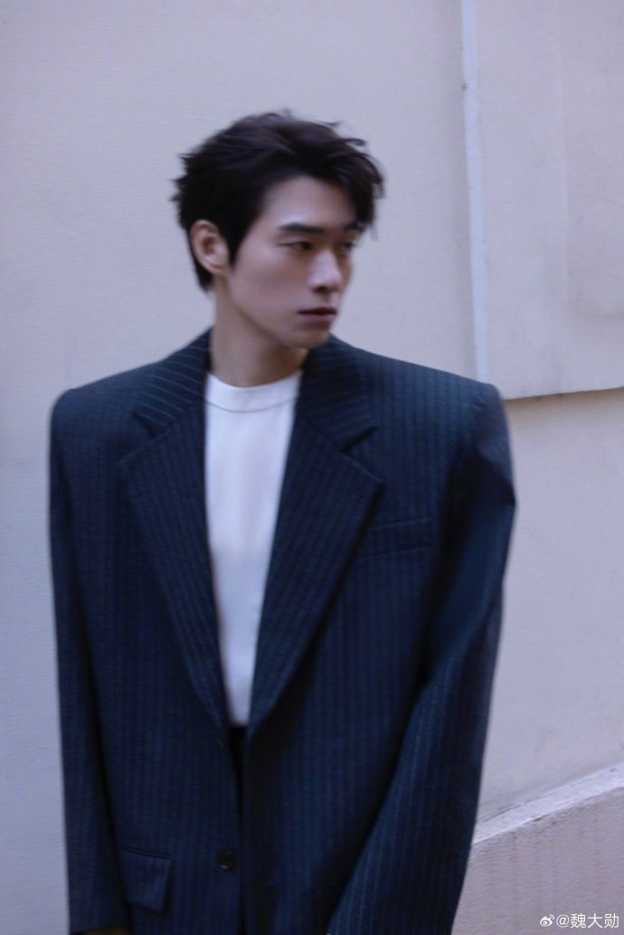 这个身材好牛的,比例好绝~ 672/ 9魏大勋 西装的神哥你这身真的绝了