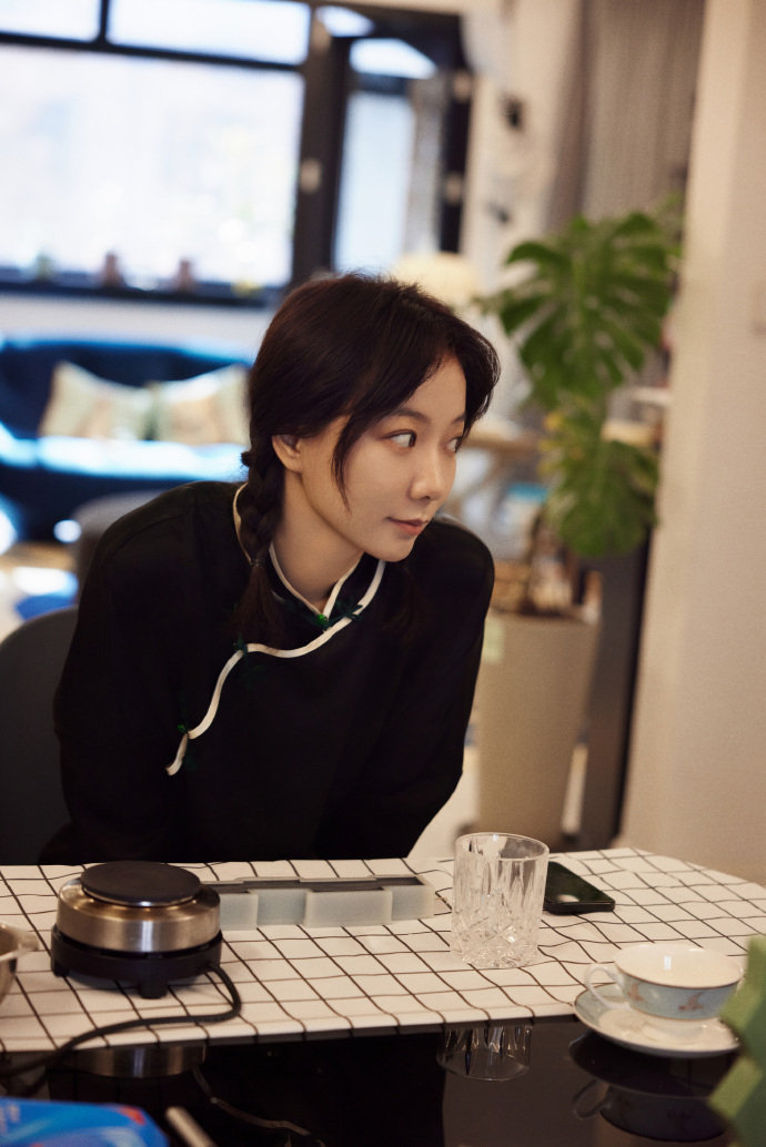 在3月26日的当天知名的女演员王珞丹就晒出自己在家悠闲生活的近照,她