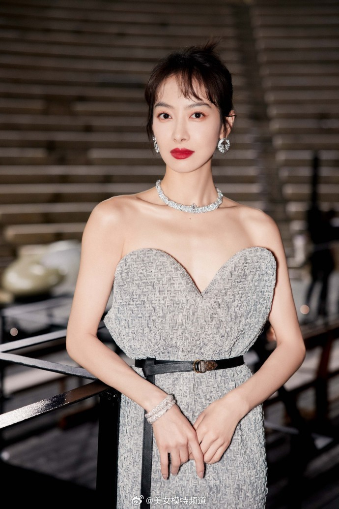 宋茜抹胸露背裙秀肩颈线条盘发红唇复古优雅